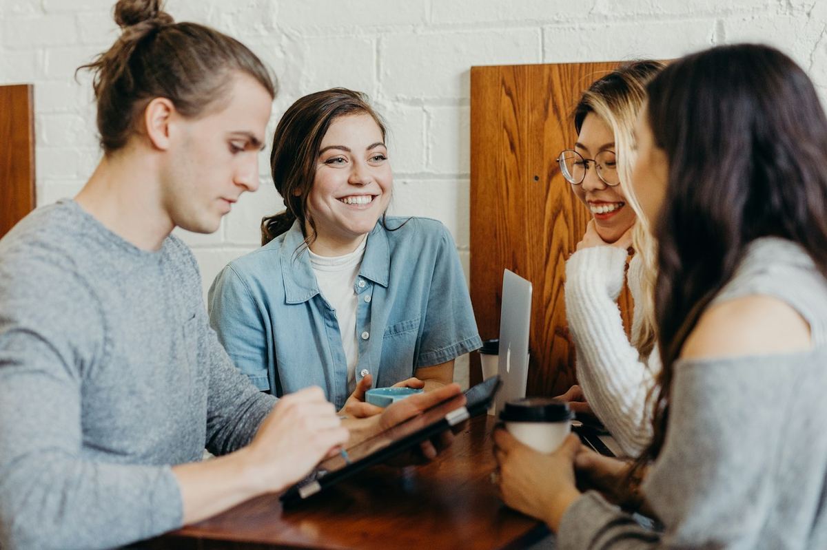Grupo de adultos estudando juntos