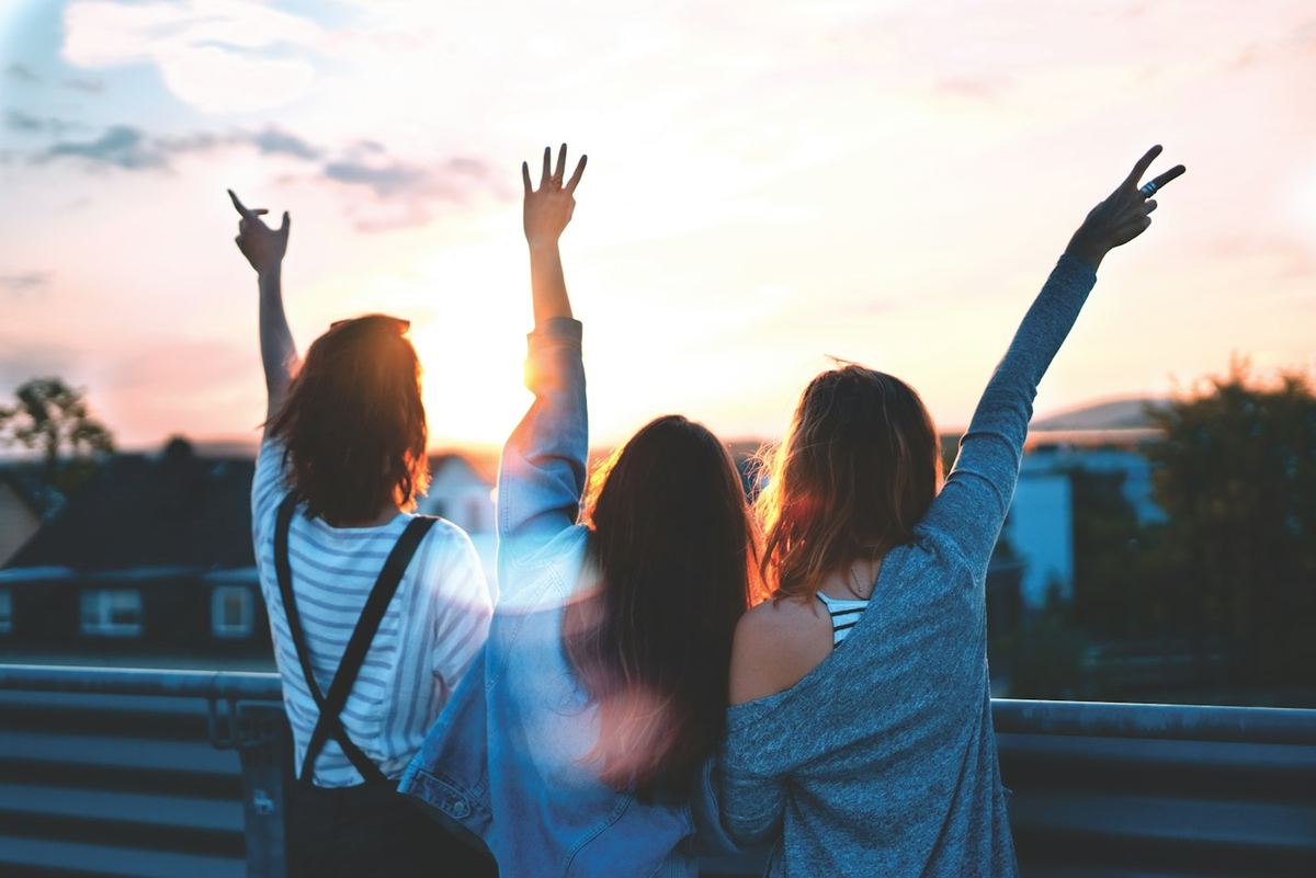 Jovens celebrando ao pôr do sol