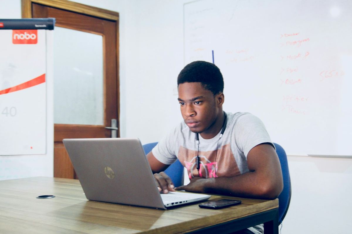 Estudante adulto estudando no computador