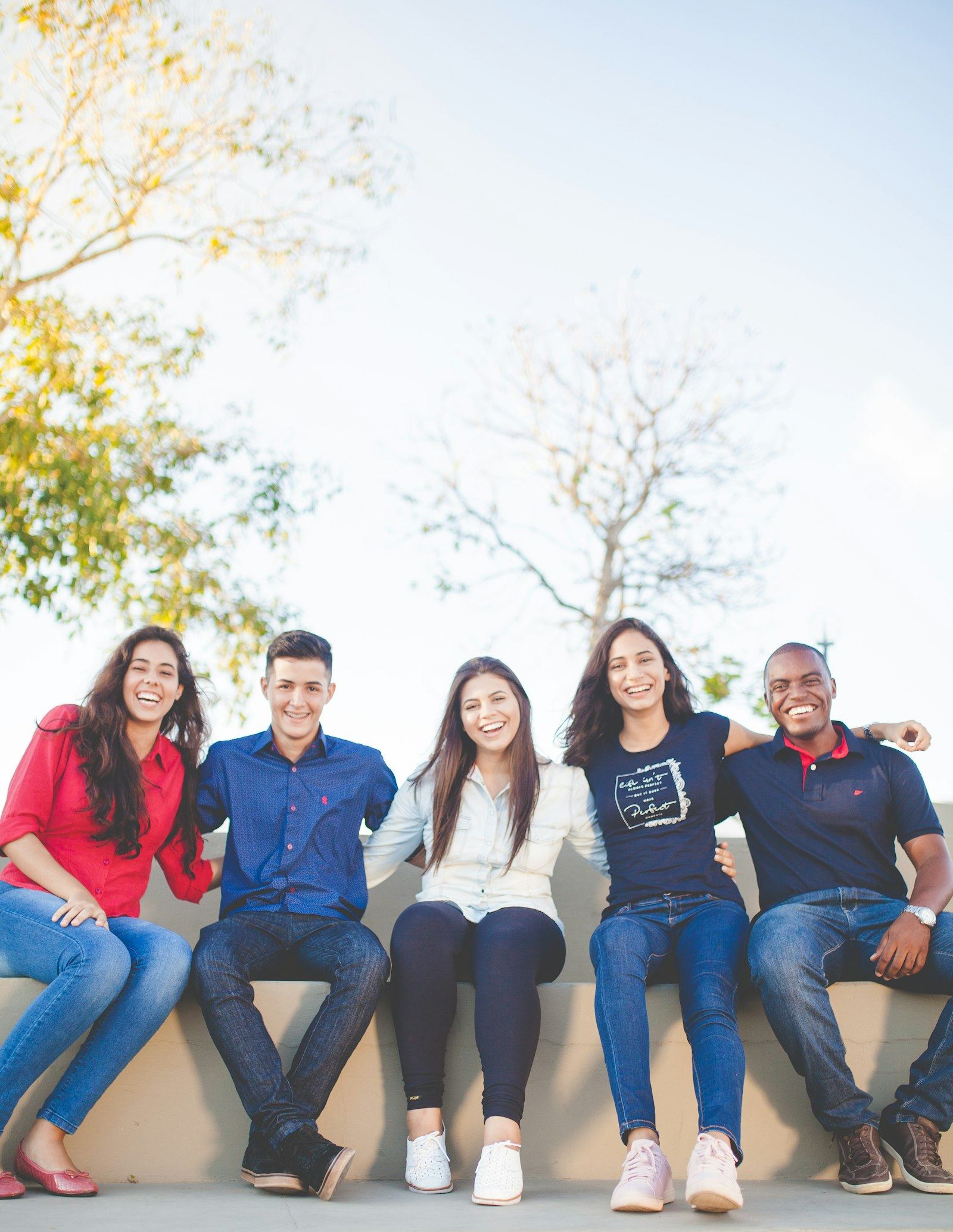 Grupo de estudantes sorrindo