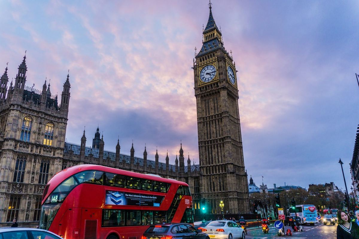 Big Ben e ônibus vermelho em Londres